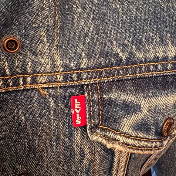Levi's Women's Blue Denim Jacket with White Collar - Picture 5 of 5